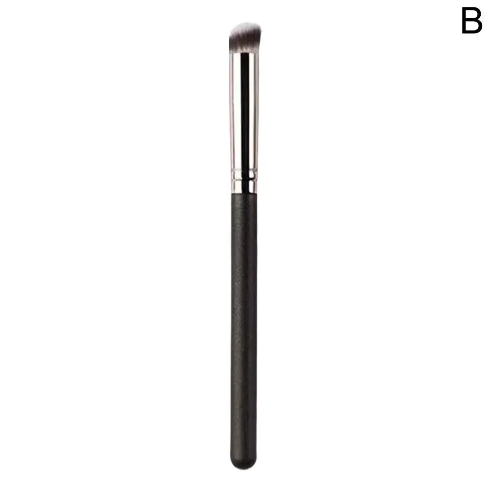 Mini Angled Concealer Brush – Under Eye & Nose Contour