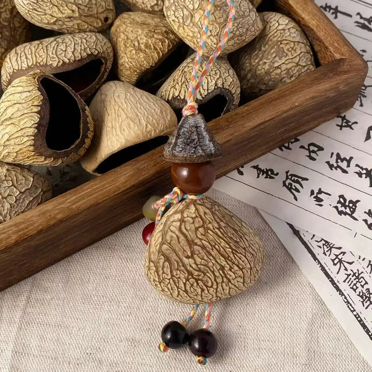 Indonesian Villain Black Fruit Shell Handmade Handbell Bag Trailer