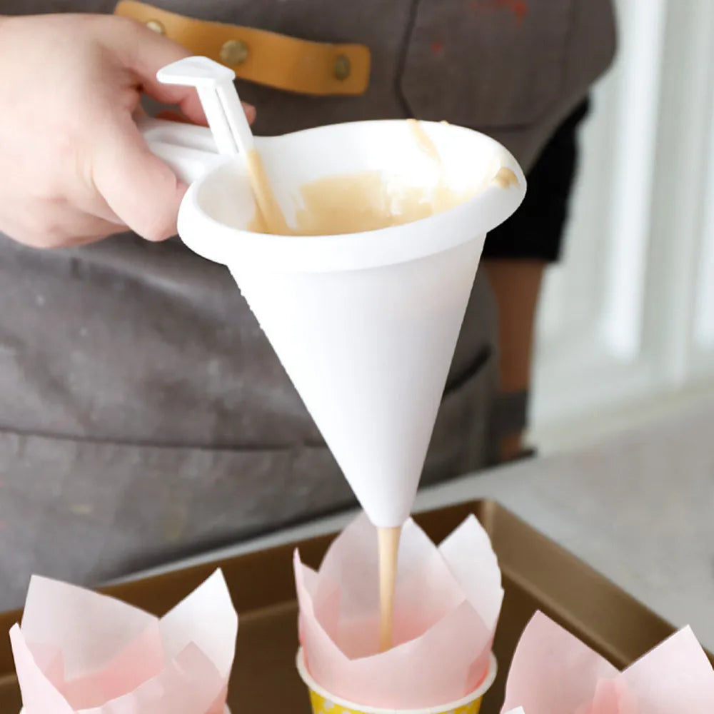 Candy & Batter Dispensing Funnel – Food-Grade Plastic Handheld Dispenser for Chocolate, Icing, Pancake Batter & Cream