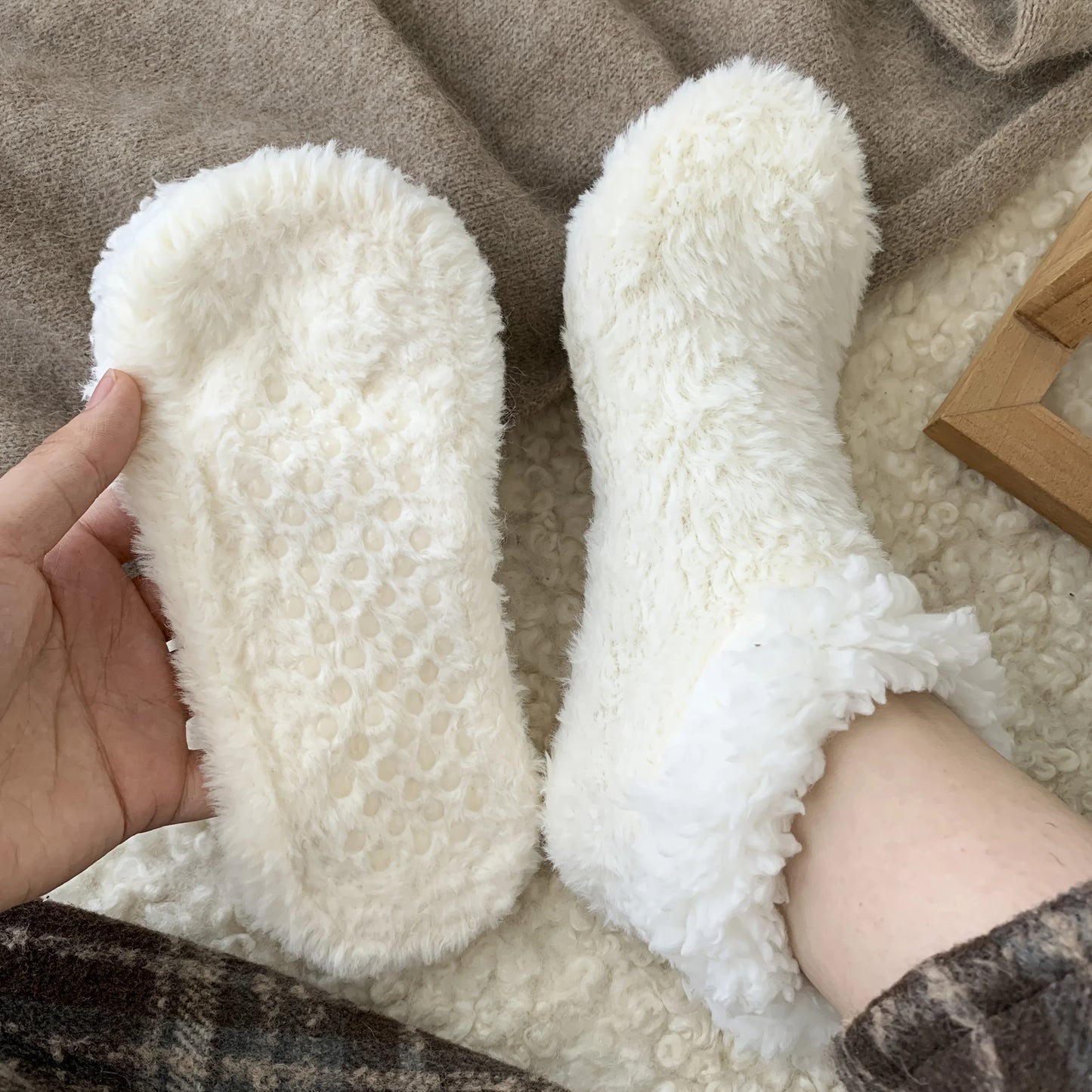 New Winter Coral Velvet Bag and Women Socks Plush Warm Indoor Floor Socks Lamb Velvet Plus Thick Home Sock Fashionable Versatile Peaceful Pleasures Health and Wellness