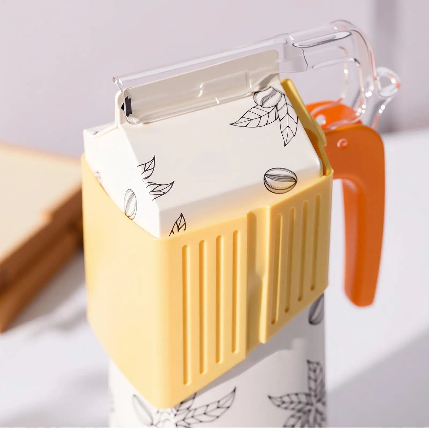 Milk Carton Clip with Handle – Leak-Proof Pouring Gadget