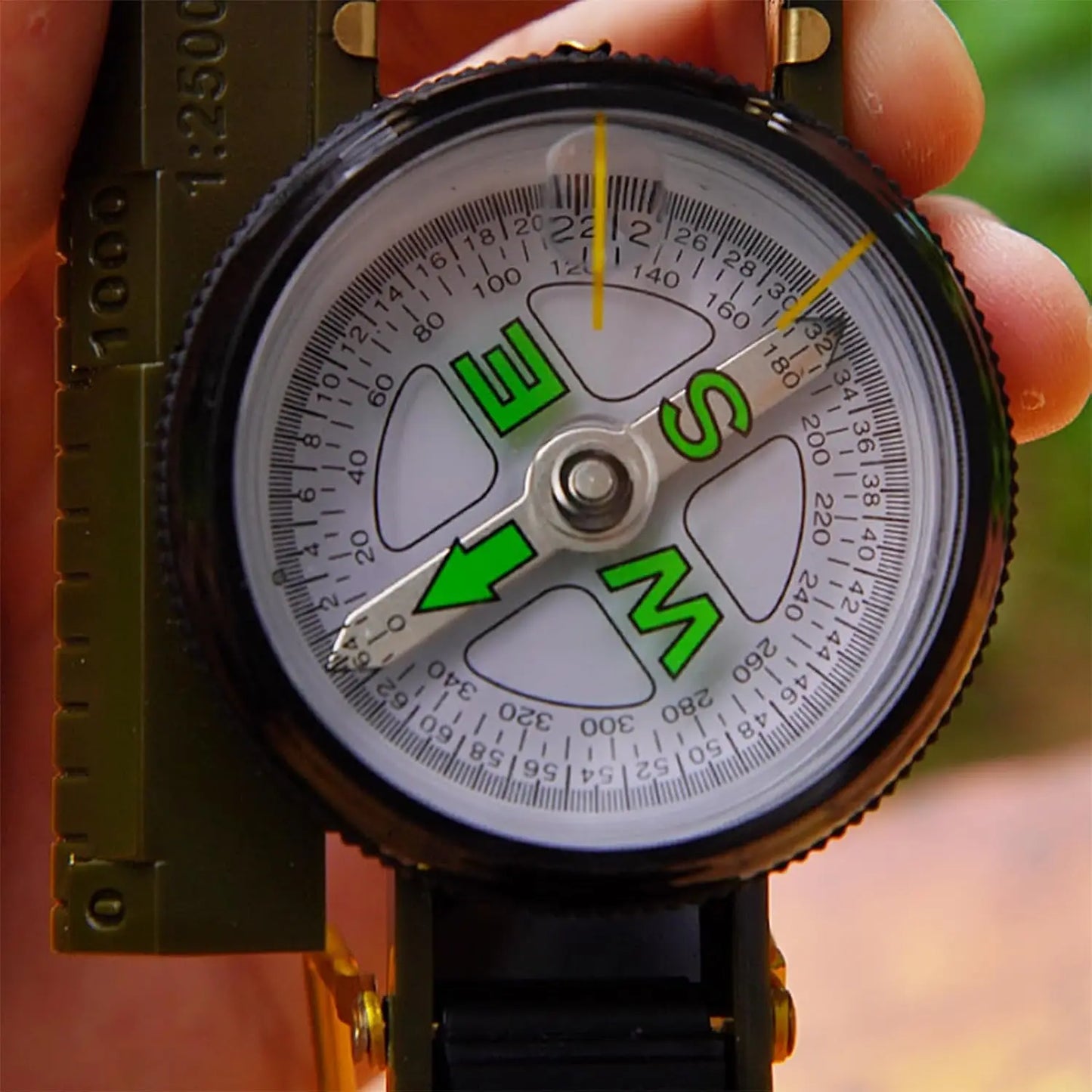 High Precision Army Compass, Waterproof Metal Sight Design Professional Outdoor Tool for Hiking Mountaineering Sports Peaceful Pleasures Health and Wellness
