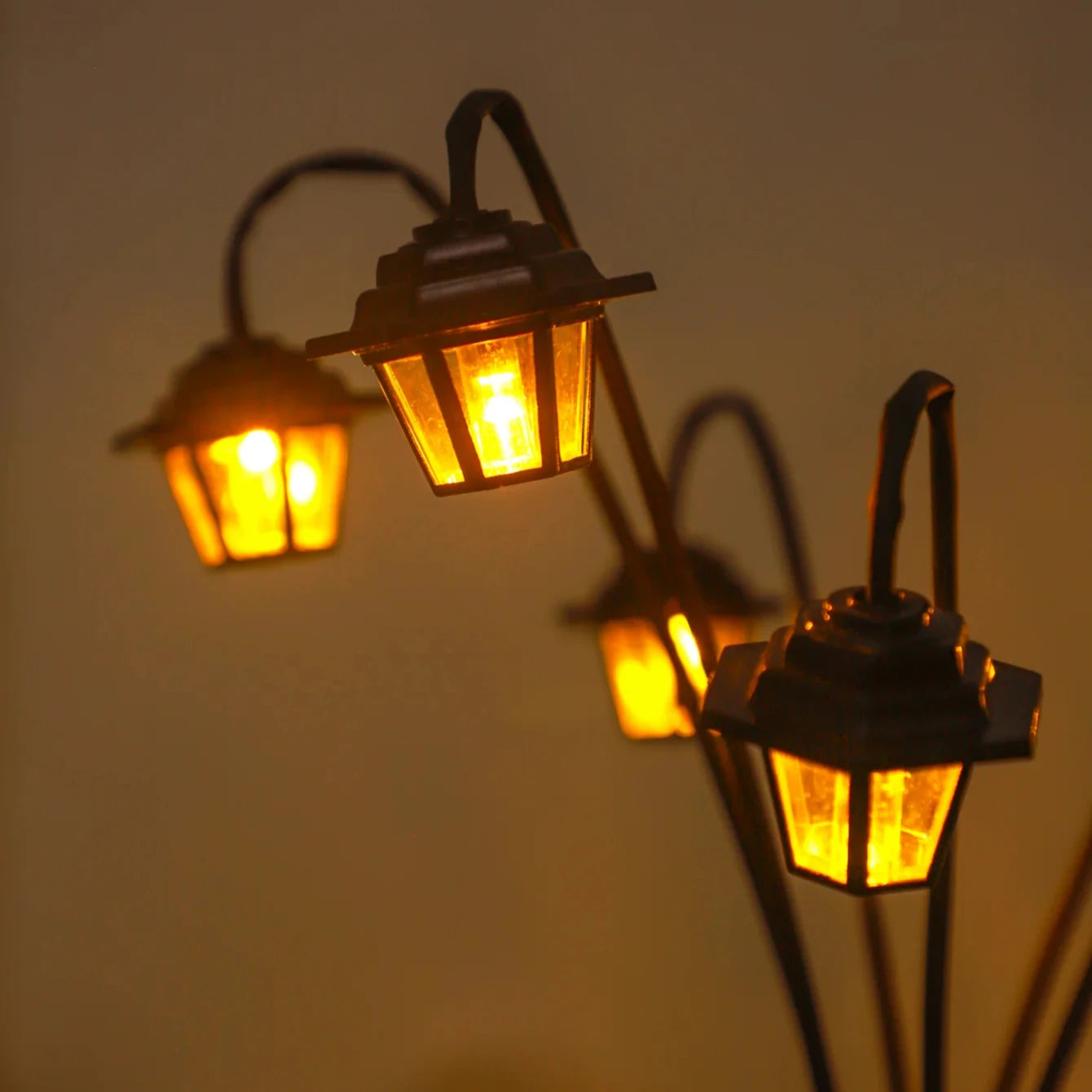 Retro Solar Lantern 6 LED Garden Light – Street Lamp Style