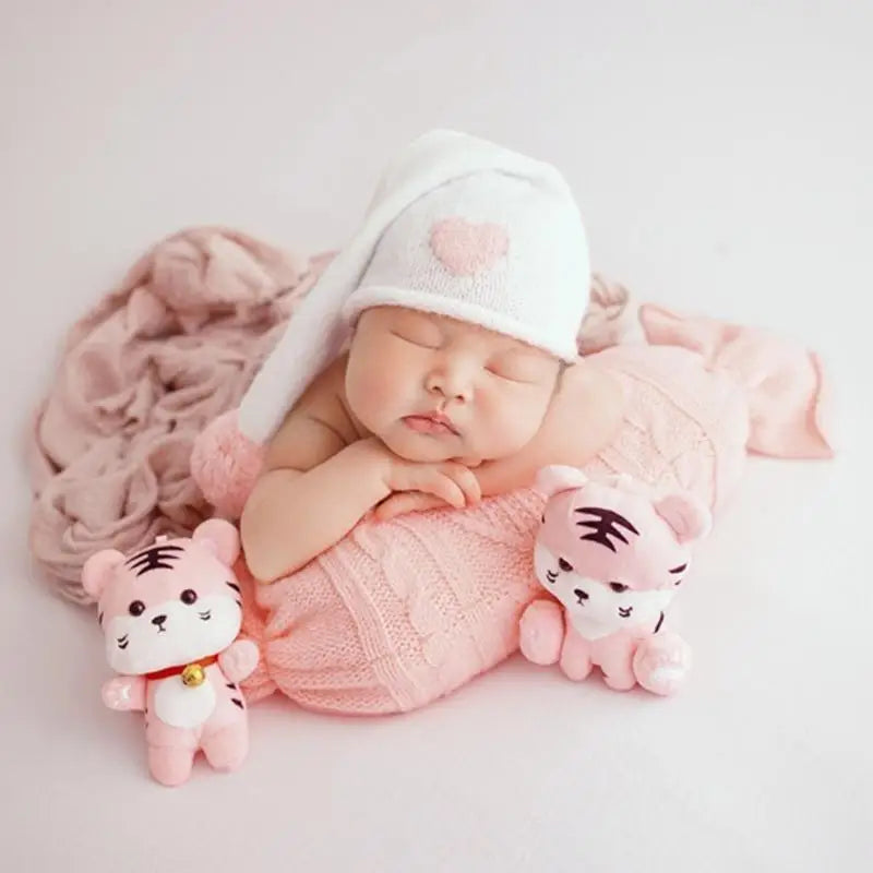 Newborn Baby Photo Props – Beanie Hat & Posing Pillow (0–6M)