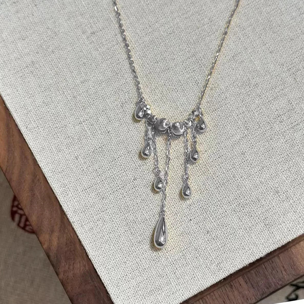 Cat-eye Tassel Water Drop Necklace for Women Light Luxury Laser Beads Dynamic Necklace Exquisite and High-end Collarbone Chain Peaceful Pleasures Health and Wellness Silver
