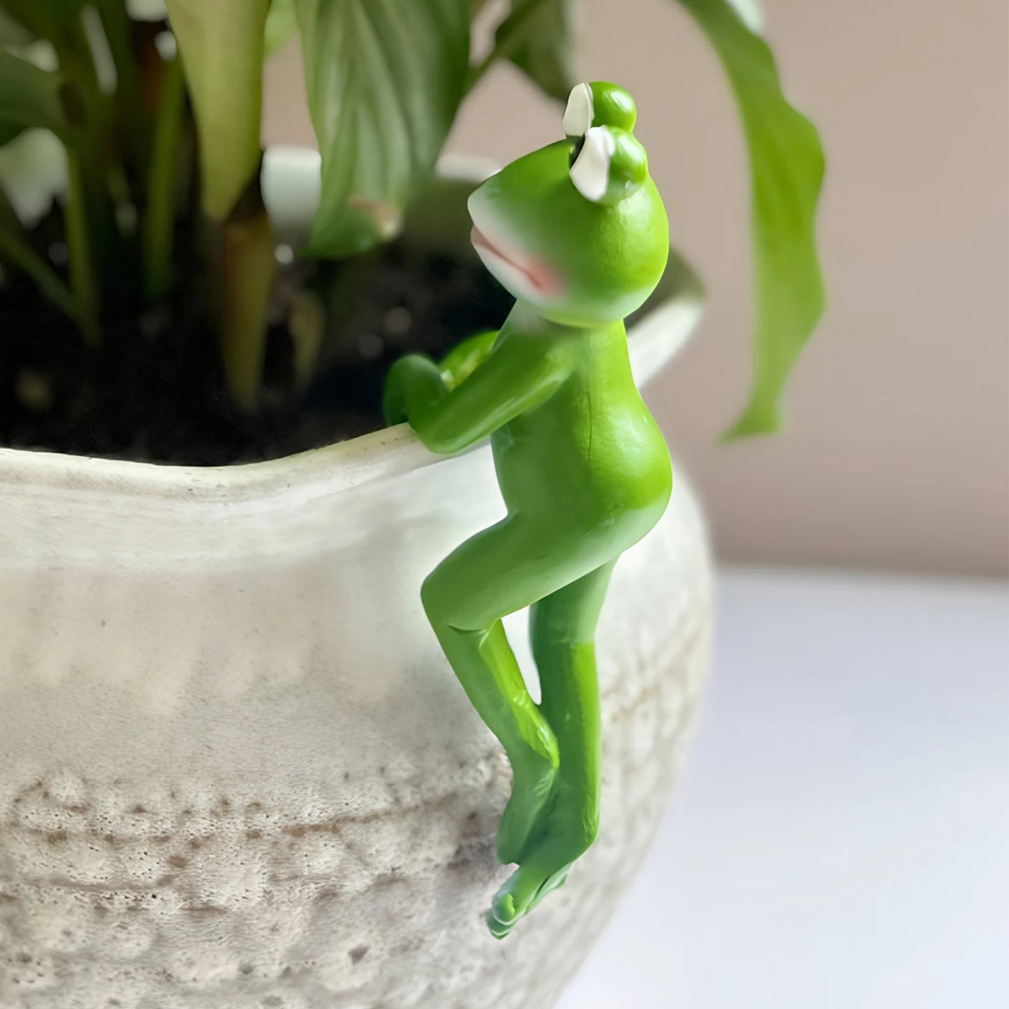 Climbing Frog Figurine Flower Pot Hugger | Resin Garden Statue
