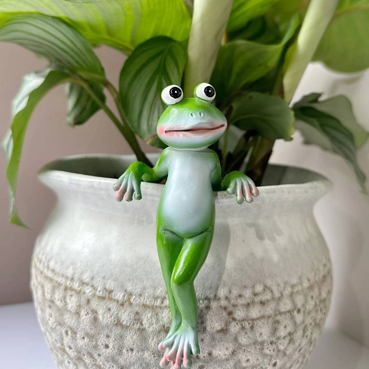 Resin Climbing Frog Figurine – Flower Pot Hugger Garden Ornament