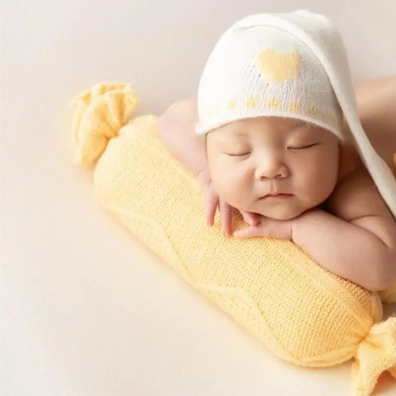 Newborn Baby Photo Props – Beanie Hat & Posing Pillow (0–6M)