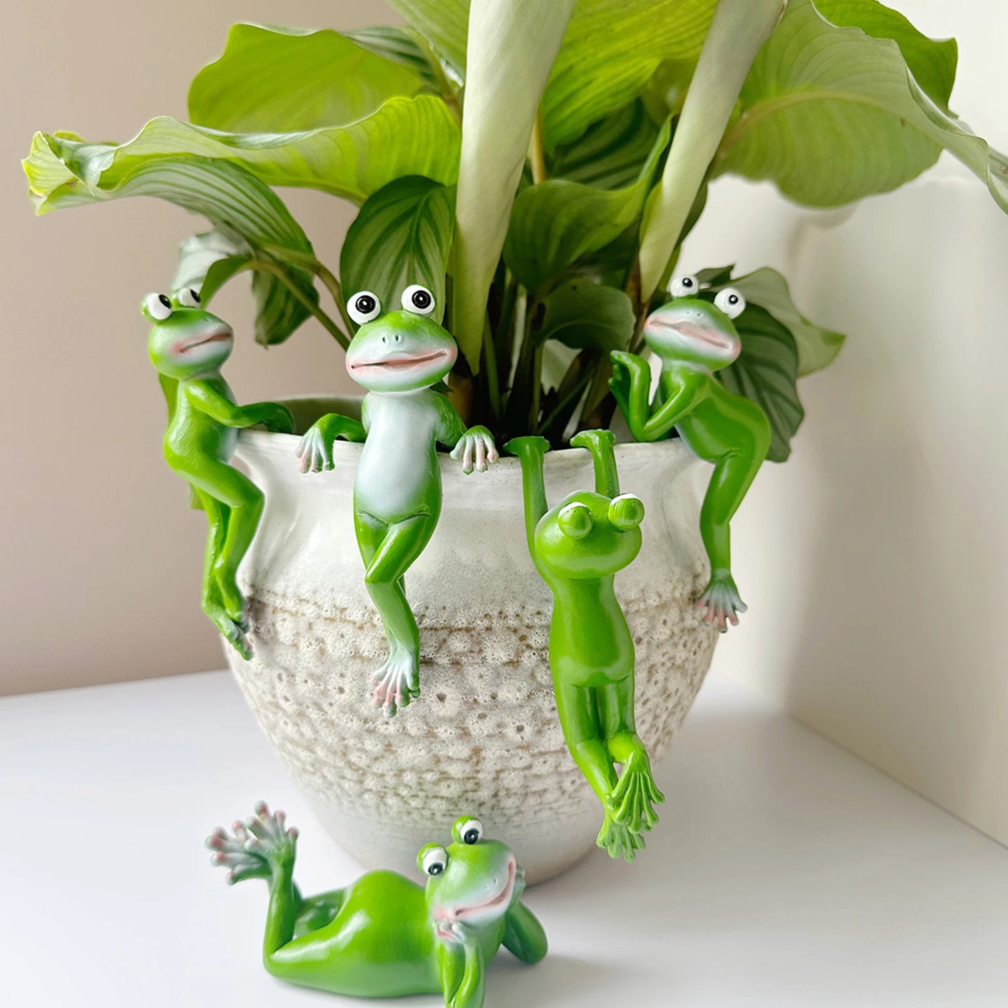 Resin Climbing Frog Figurine – Flower Pot Hugger Garden Ornament