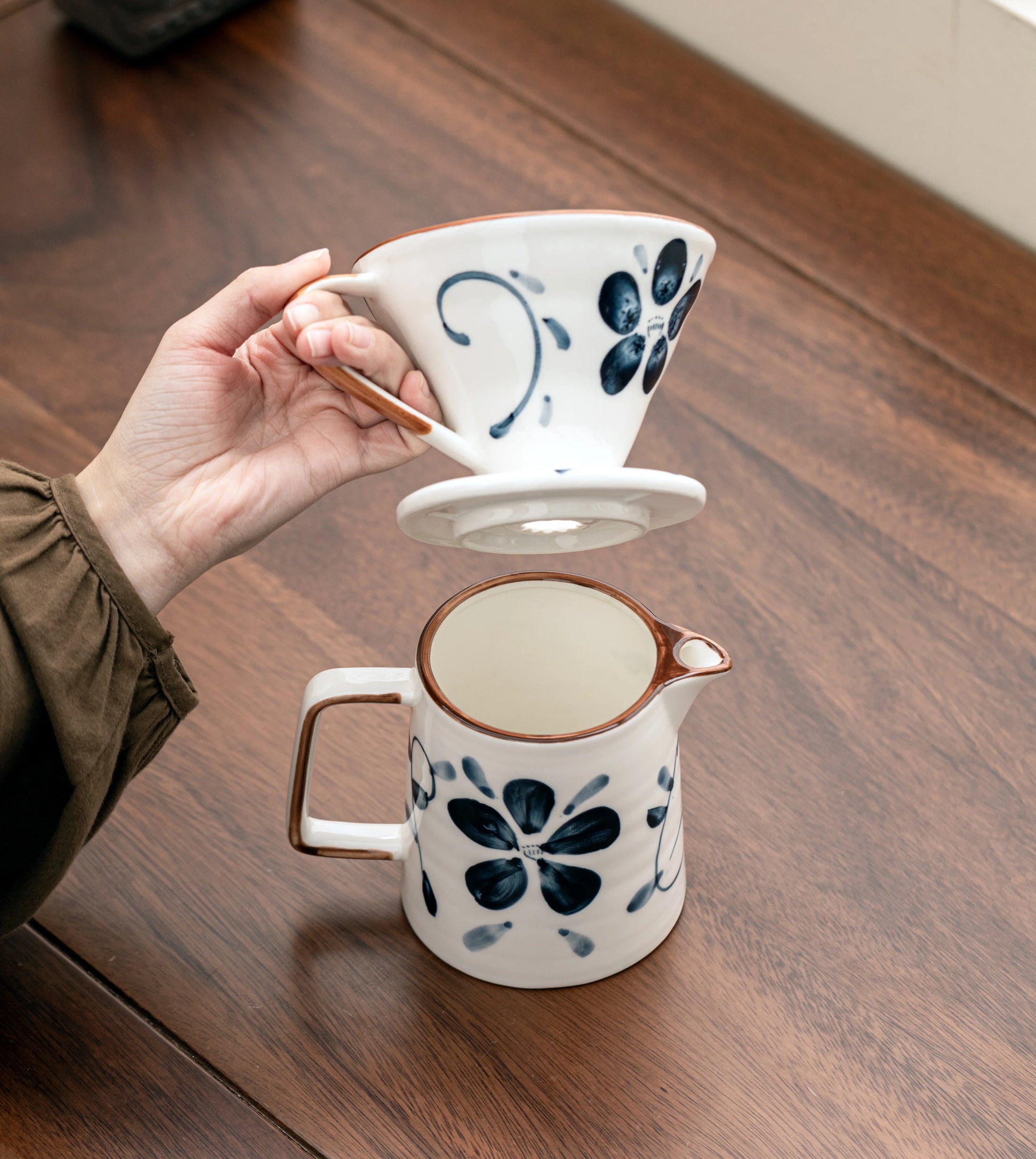 Hand brewed coffee Machine Filter Ceramic Coffee Machine, 500ml Hand Brewed Coffee Drip (Blue And White, V02), Peaceful Pleasures Health and Wellness