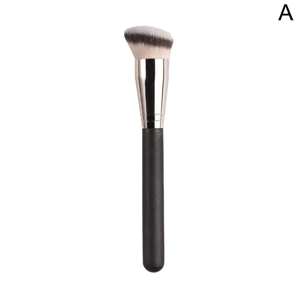 Mini Angled Concealer Brush – Under Eye & Nose Contour