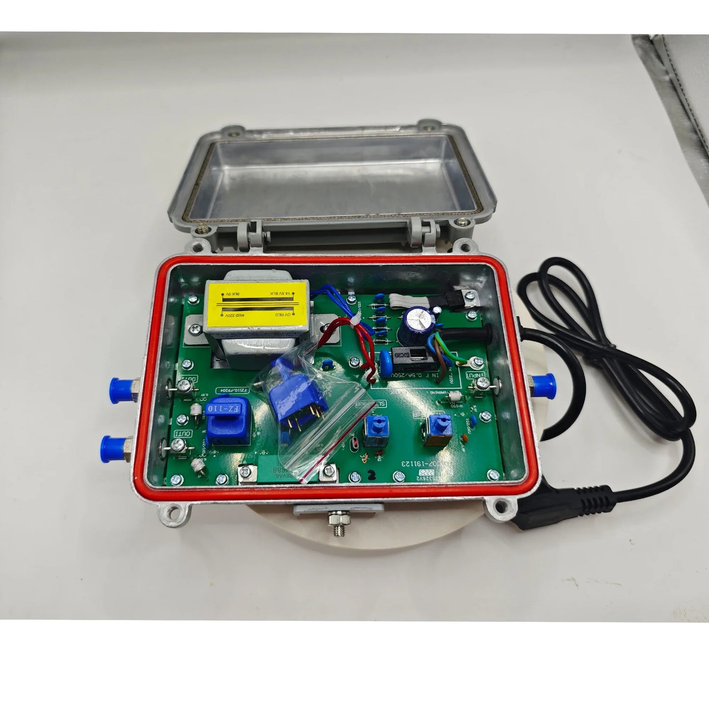32dB CATV RF Amplifier 45-860MHz 1-In 2-Out | Tuoying YB8032