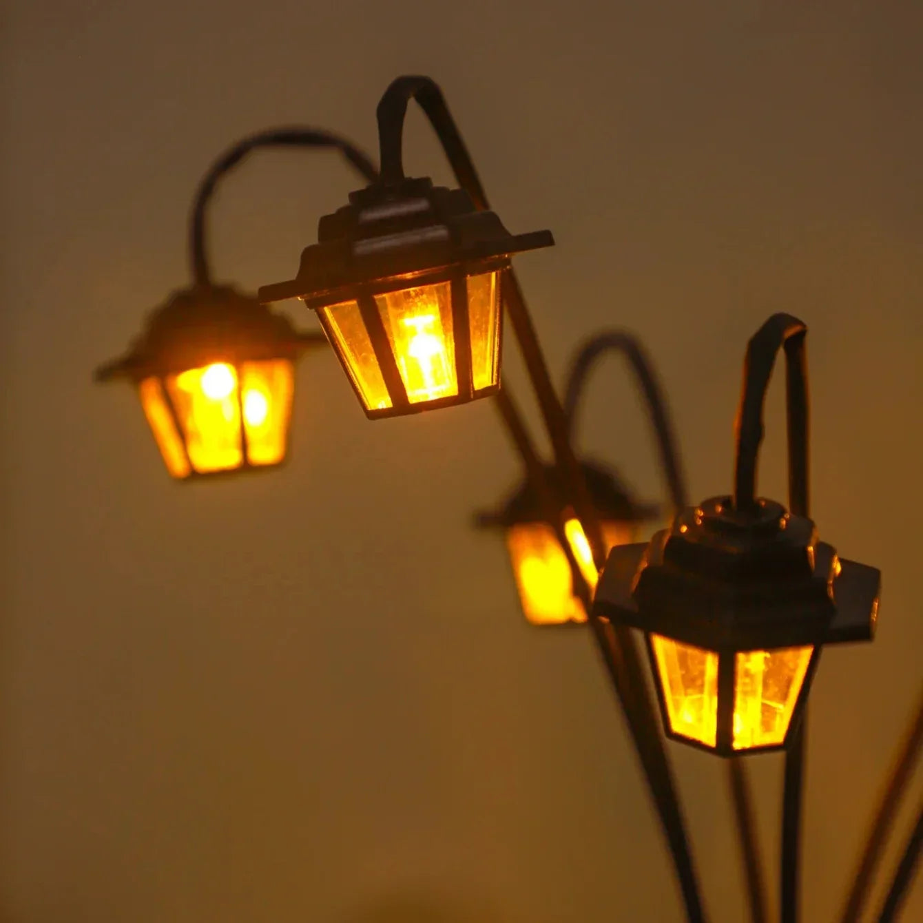 Solar Retro Lantern Garden Light – 6 LED Outdoor Street Lamp