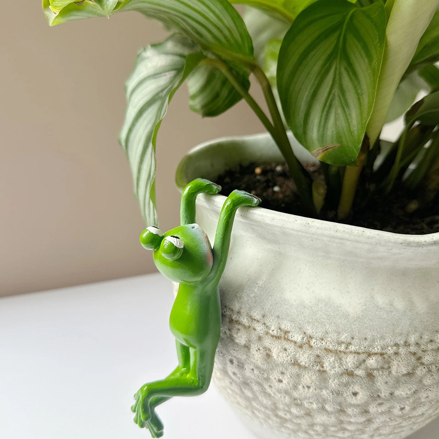 Climbing Frog Figurine Flower Pot Hugger | Resin Garden Statue