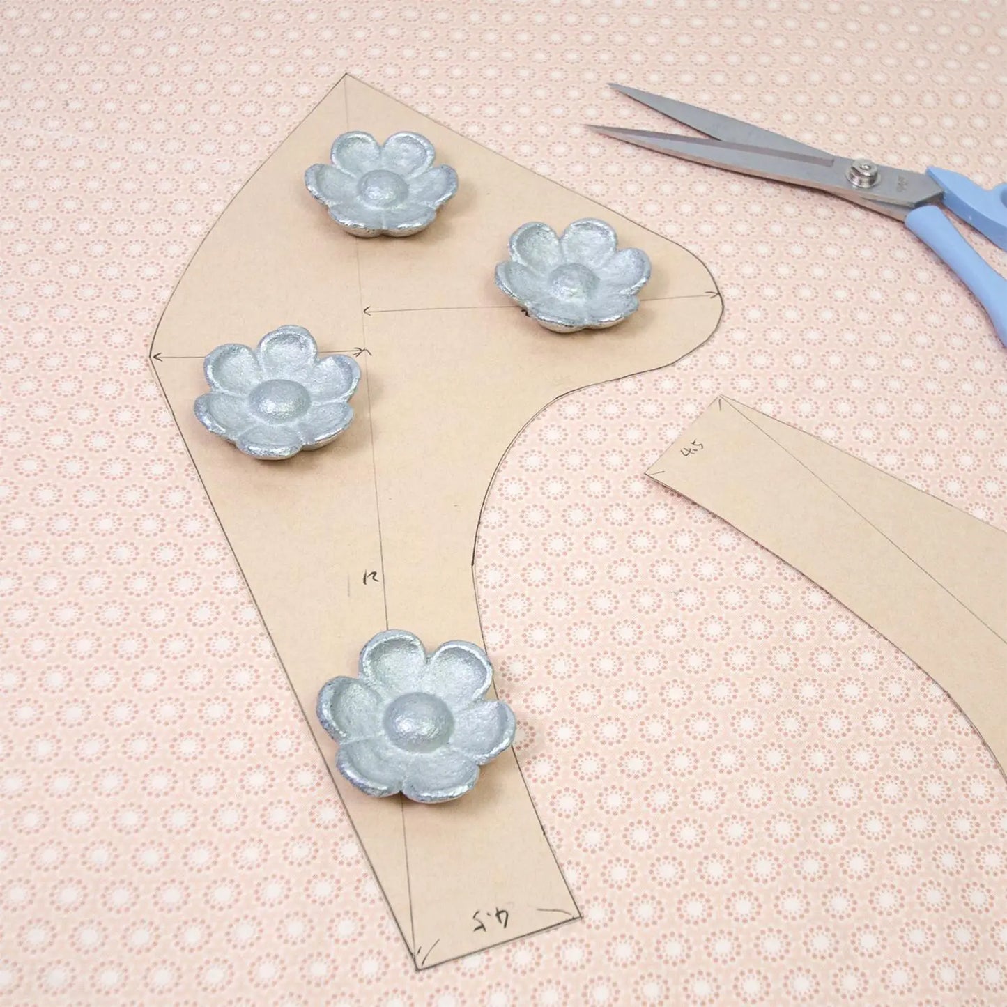 Sewing Weights 4 Pieces Vintage Flower Fabric Weights Crafting Accessories Heavy-Duty Cloth Press Blocks for Quilting Beginners Peaceful Pleasures Health and Wellness