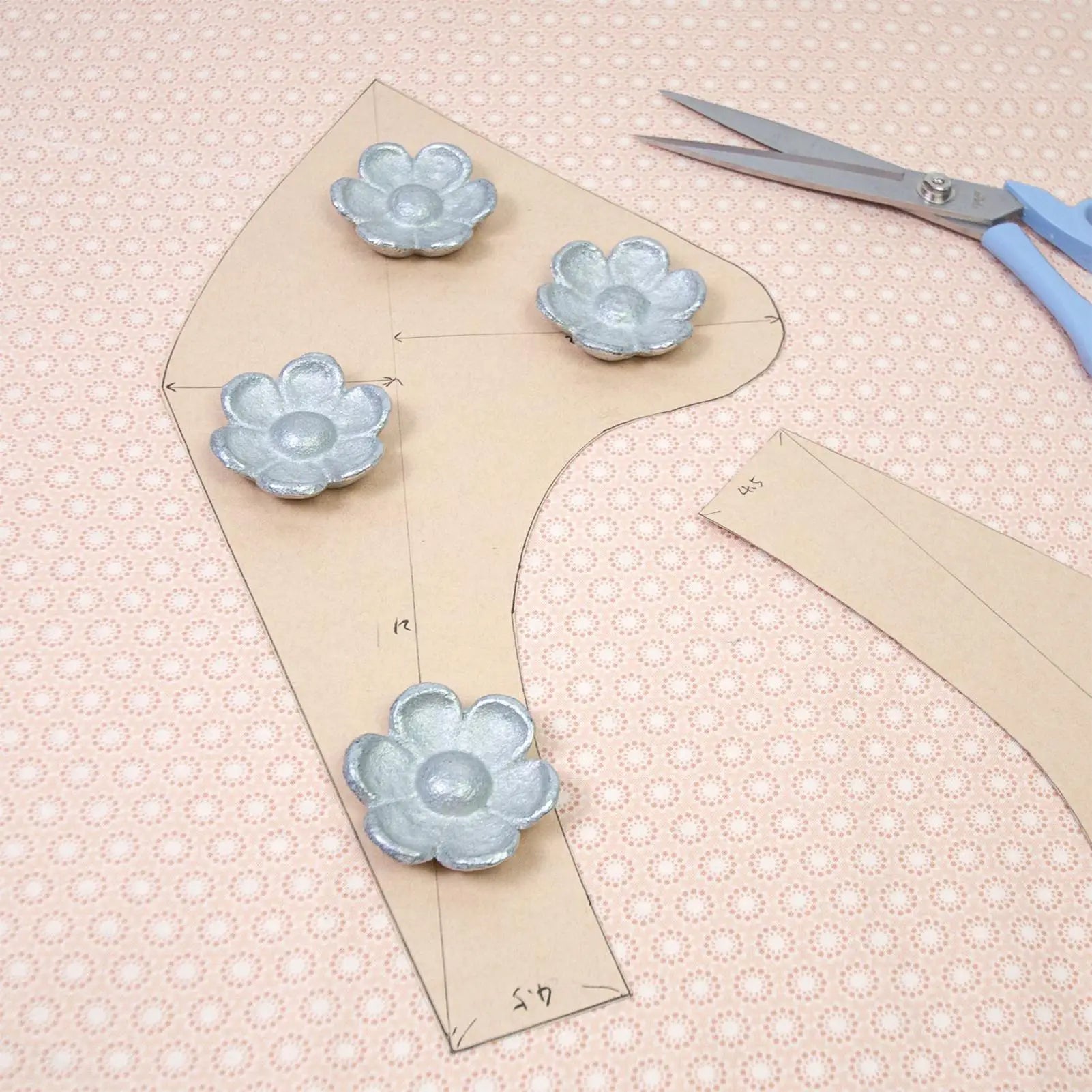 Sewing Weights 4 Pieces Vintage Flower Fabric Weights Crafting Accessories Heavy-Duty Cloth Press Blocks for Quilting Beginners Peaceful Pleasures Health and Wellness