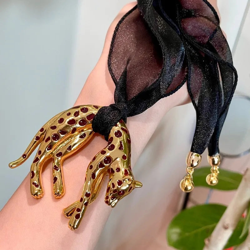 Retro Oil-dripping Mesh Leopard Pendant Necklace with Vintage Charm Collarbone Chain and Light Luxury and High-end Look Necklace Peaceful Pleasures Health and Wellness Light Yellow Gold Color
