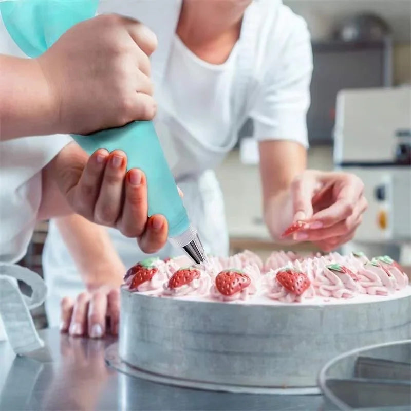 Cake Decorating Set – Silicone Piping Bags & Steel Nozzles