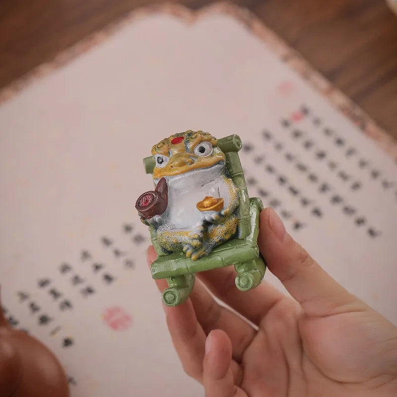1pcs Lucky Toad Rocking Chair Tea Pet Ornament Traditional Auspicious Figurine for Tea Table Decor Gift Resin Peaceful Pleasures Health and Wellness