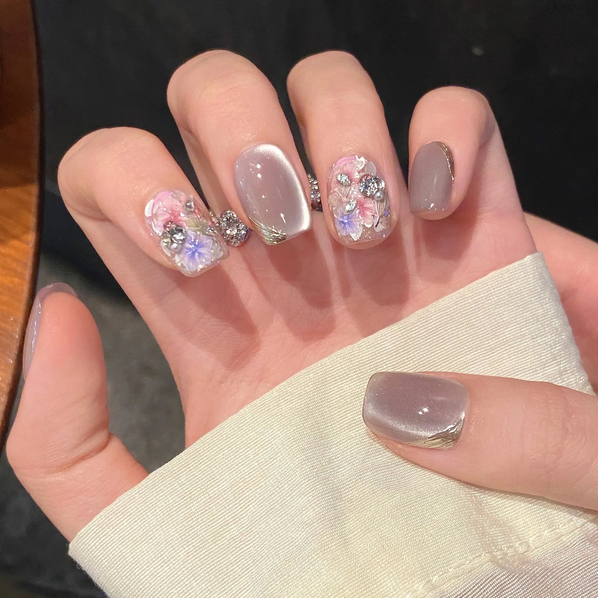 10pcs Handmade Glitter Cat Eyes Press on Nails Spring Flowers Design Sweet Fake Nails Wearable Reusable Short Oval Fake Nails Peaceful Pleasures Health and Wellness M