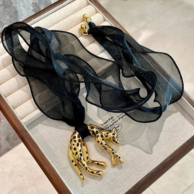 Retro Oil-dripping Mesh Leopard Pendant Necklace with Vintage Charm Collarbone Chain and Light Luxury and High-end Look Necklace Peaceful Pleasures Health and Wellness