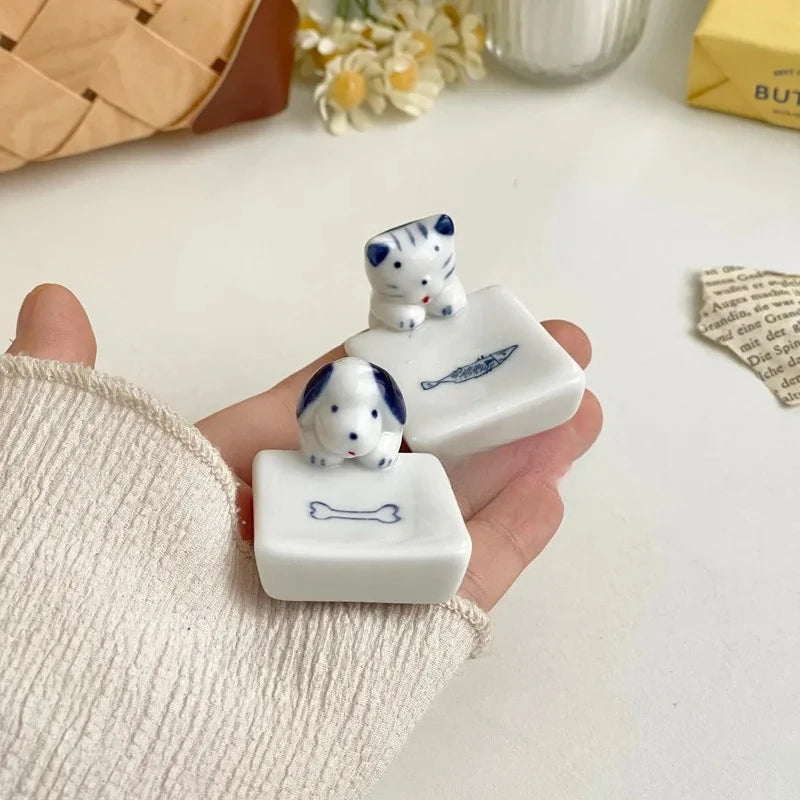 Japanese Cat Dog Chopstick Holder Bone China Chopstick Holder Blue White Hand Painted Dining Table Ornament Chopstick Holder New Peaceful Pleasures Health and Wellness