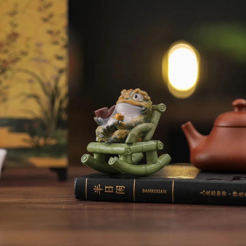 1pcs Lucky Toad Rocking Chair Tea Pet Ornament Traditional Auspicious Figurine for Tea Table Decor Gift Resin Peaceful Pleasures Health and Wellness