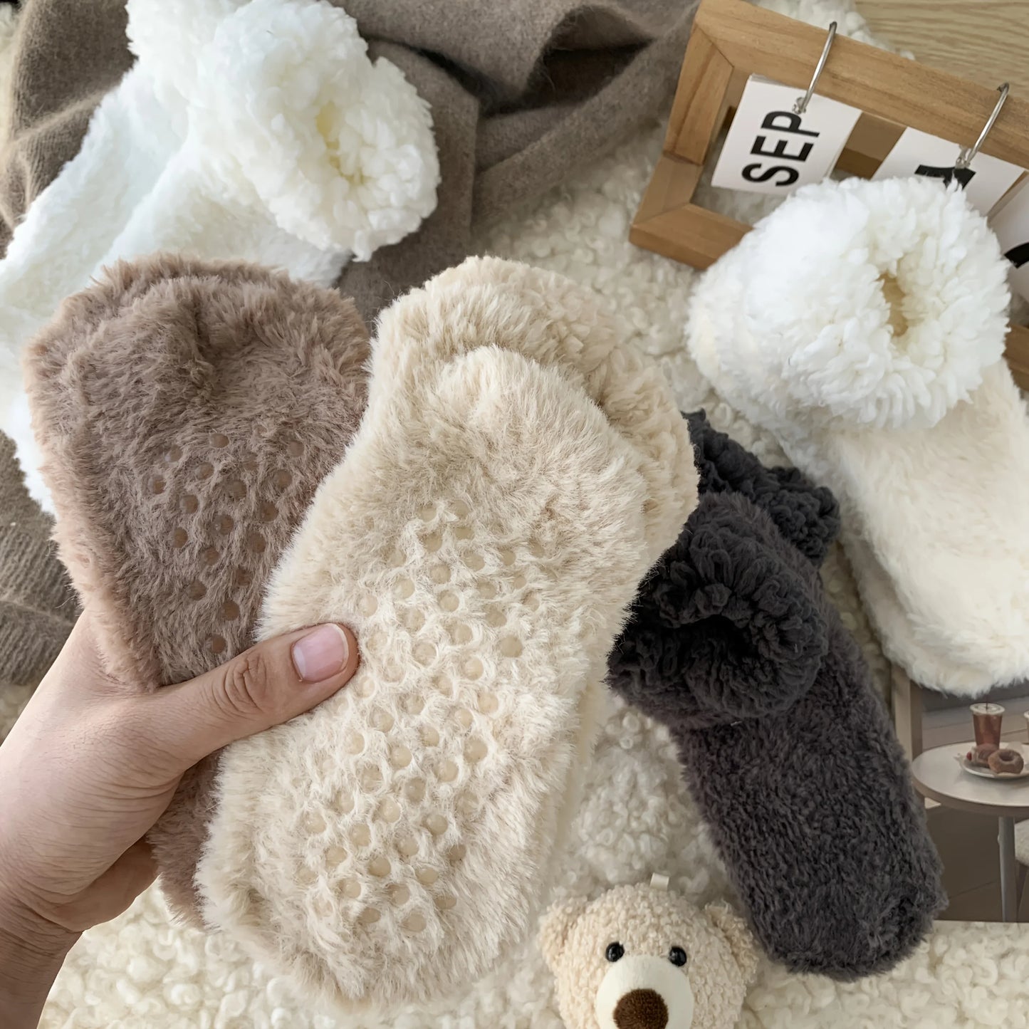 New Winter Coral Velvet Bag and Women Socks Plush Warm Indoor Floor Socks Lamb Velvet Plus Thick Home Sock Fashionable Versatile Peaceful Pleasures Health and Wellness