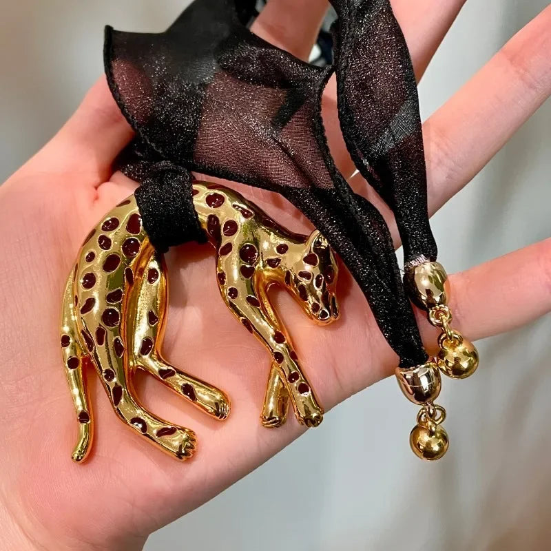 Retro Oil-dripping Mesh Leopard Pendant Necklace with Vintage Charm Collarbone Chain and Light Luxury and High-end Look Necklace Peaceful Pleasures Health and Wellness