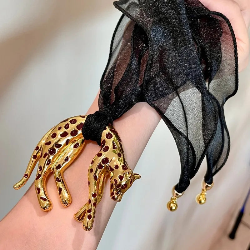 Retro Oil-dripping Mesh Leopard Pendant Necklace with Vintage Charm Collarbone Chain and Light Luxury and High-end Look Necklace Peaceful Pleasures Health and Wellness