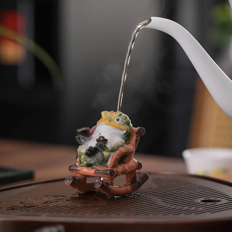 1pcs Lucky Toad Rocking Chair Tea Pet Ornament Traditional Auspicious Figurine for Tea Table Decor Gift Resin Peaceful Pleasures Health and Wellness