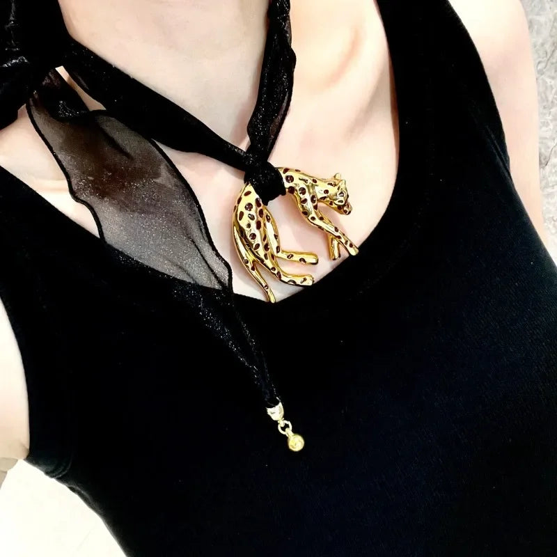 Retro Oil-dripping Mesh Leopard Pendant Necklace with Vintage Charm Collarbone Chain and Light Luxury and High-end Look Necklace Peaceful Pleasures Health and Wellness