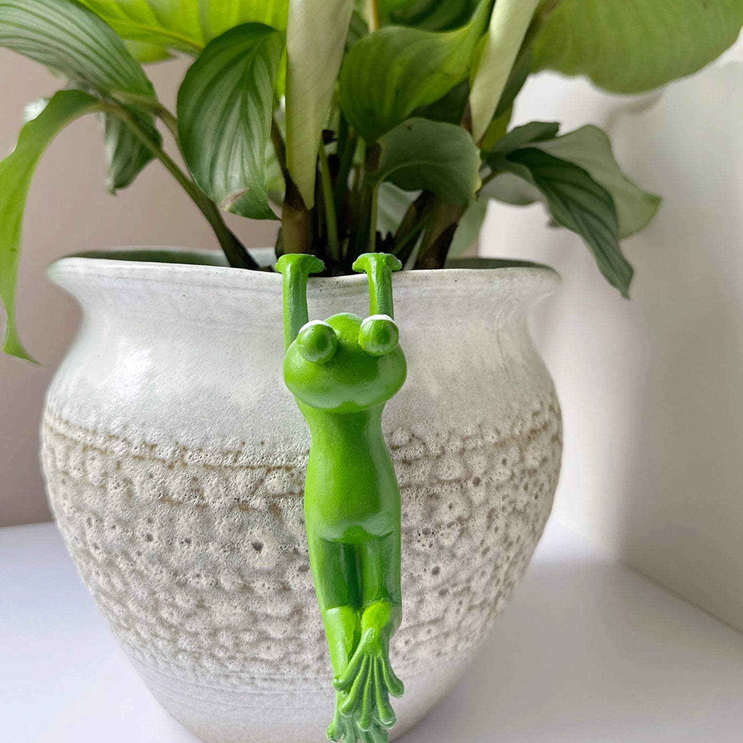 Resin Climbing Frog Figurine – Flower Pot Hugger Garden Ornament