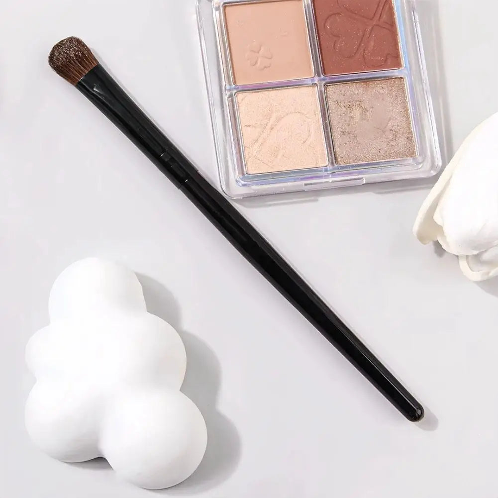 Eyeshadow Brush – Precision Blending & Contouring Makeup Tool