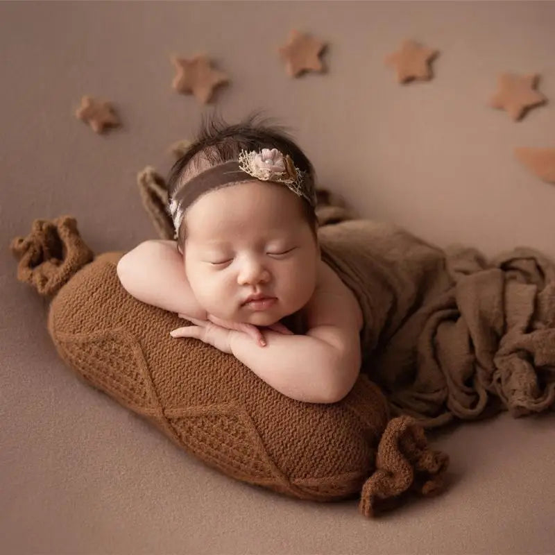 Newborn Baby Photo Props – Beanie Hat & Posing Pillow (0–6M)