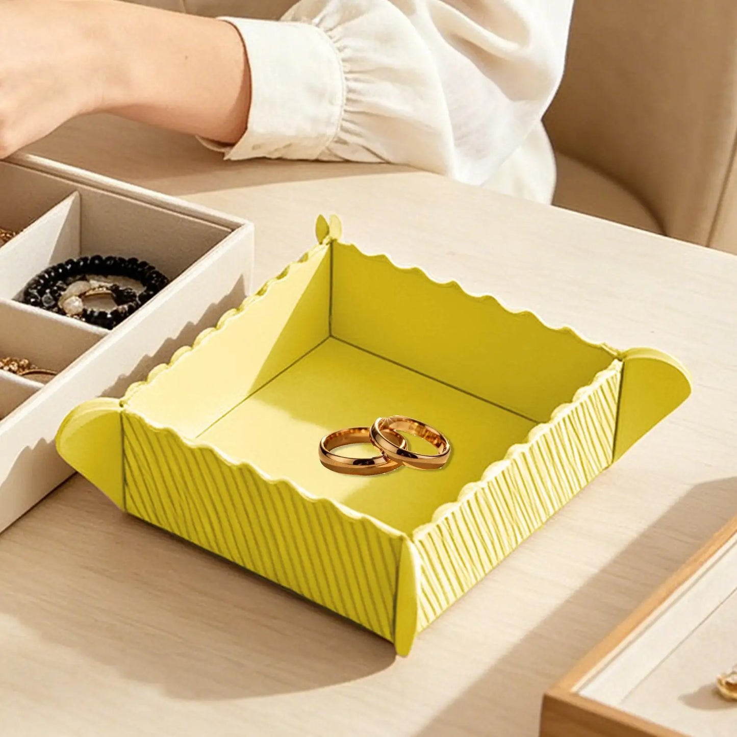 Foldable Magnetic Silicone Trivet Mat – Heat Resistant Non-Slip